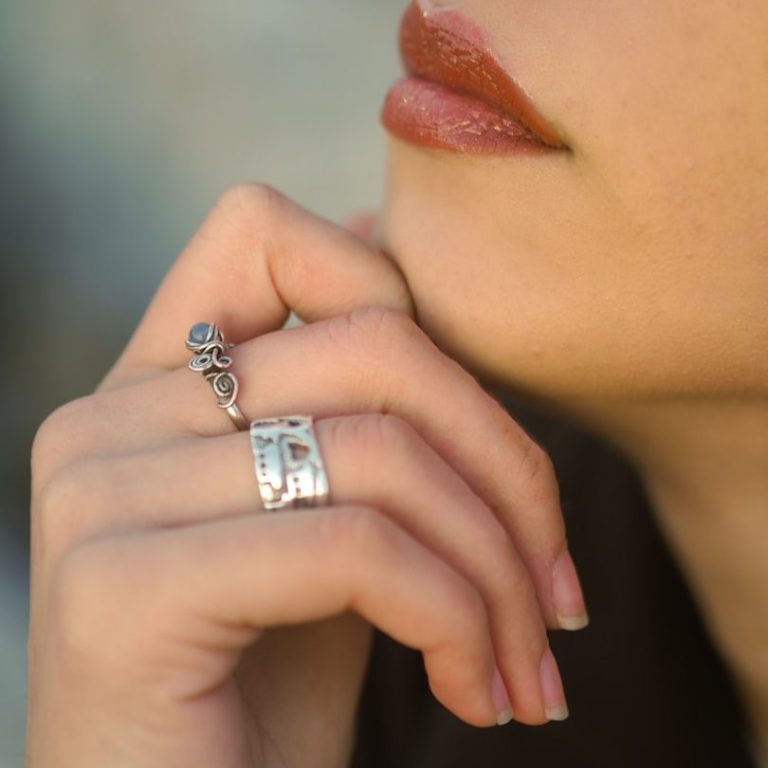 Peinado elegante con trenza y diadema decorativa de perlas y piedras.